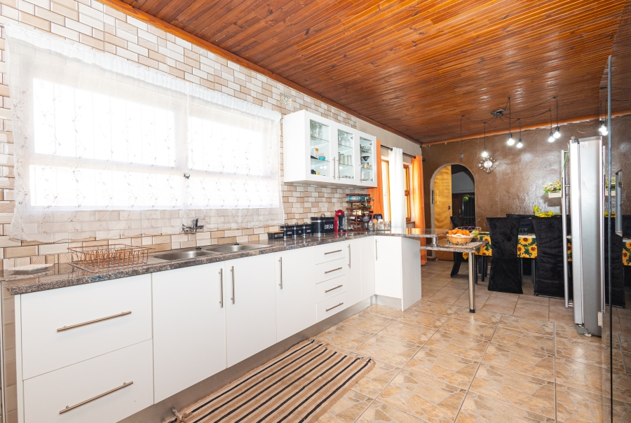 3 Bedroom Property for Sale in Peerless Park West Western Cape